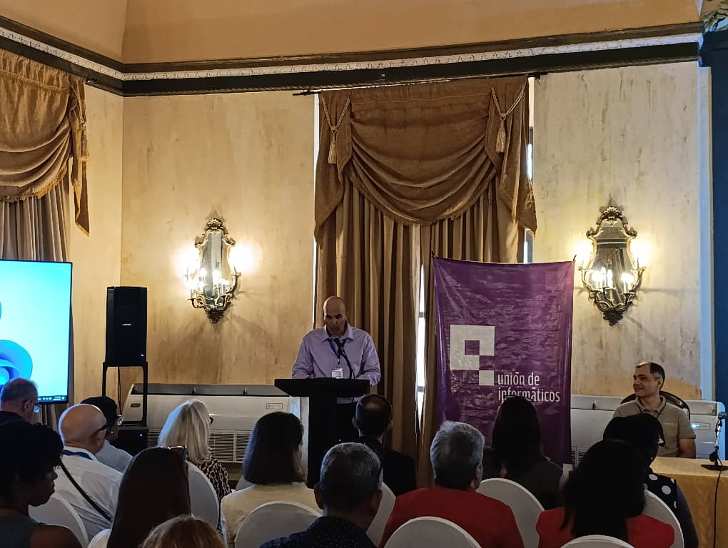 Omar Correa Madrigal, presidente nacional de la UIC, da la bienvenida a los participantes al IV Congreso Internacional Cibersociedad 2025